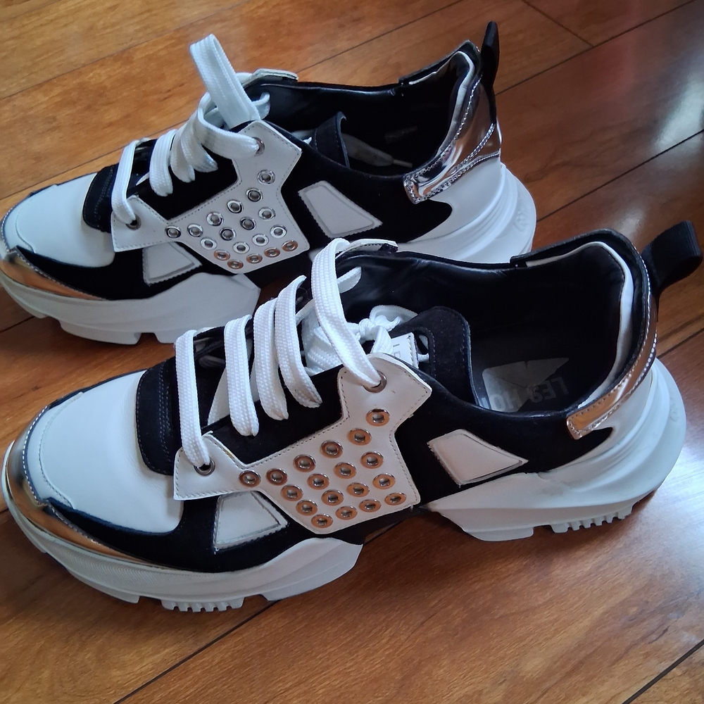 Trendy Black and White Men's Sneakers with Metallic Accents